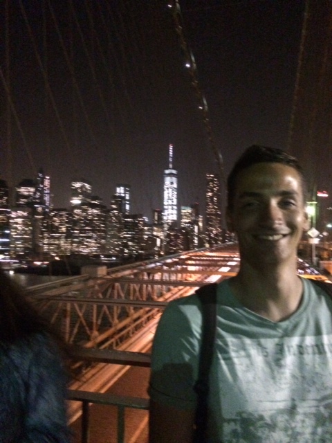Auf der Brooklyn Bridge mit dem Freedom Tower im Hintergrund