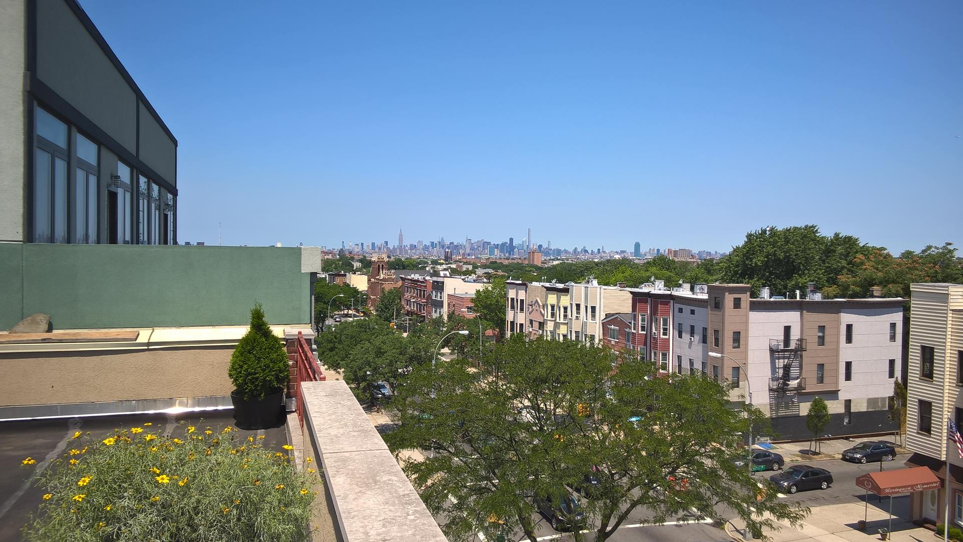 Rooftop bei Tageslicht mit der Skyline im Hintergrund