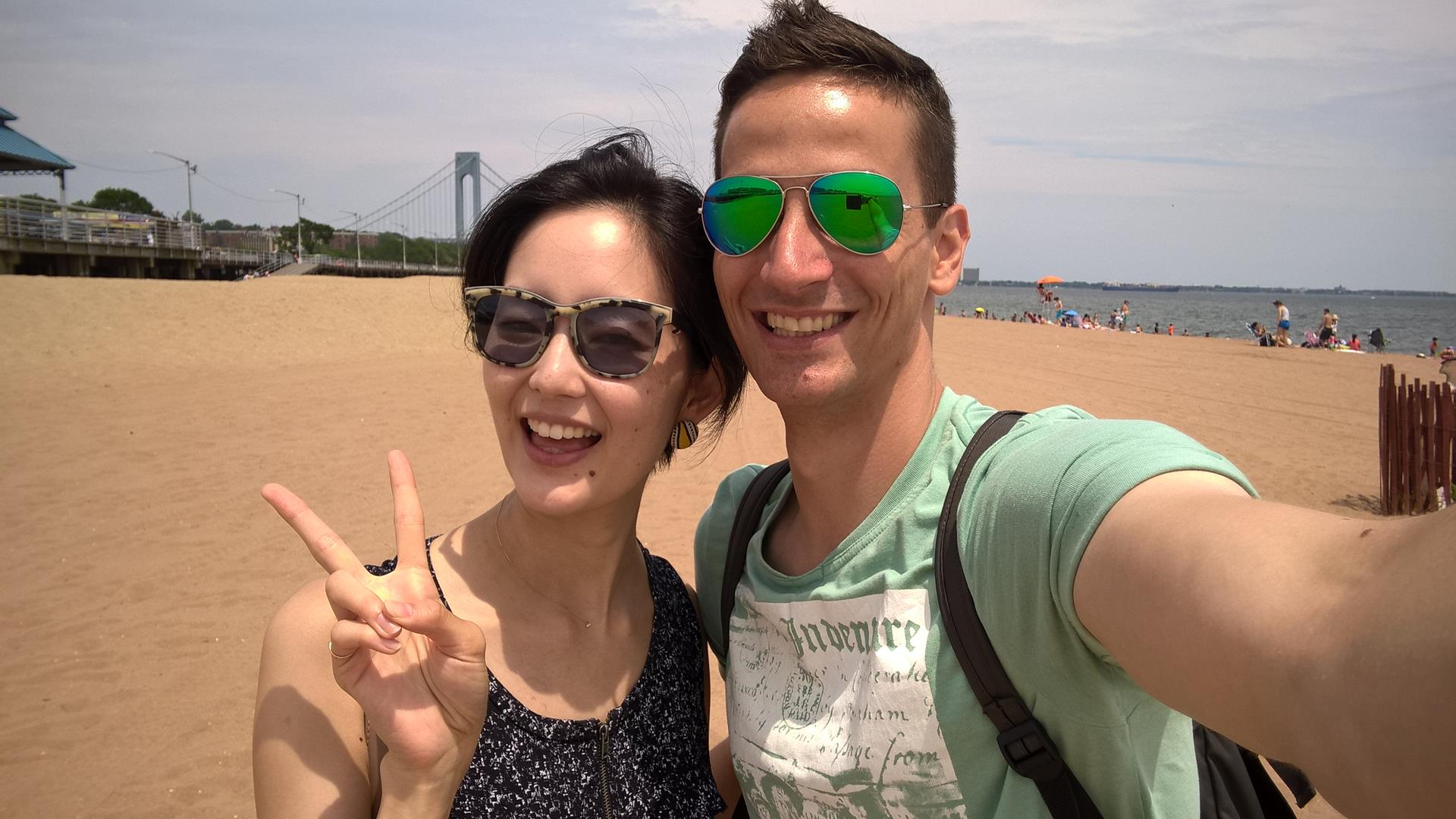 Ami und ich am Strand von Staten Island