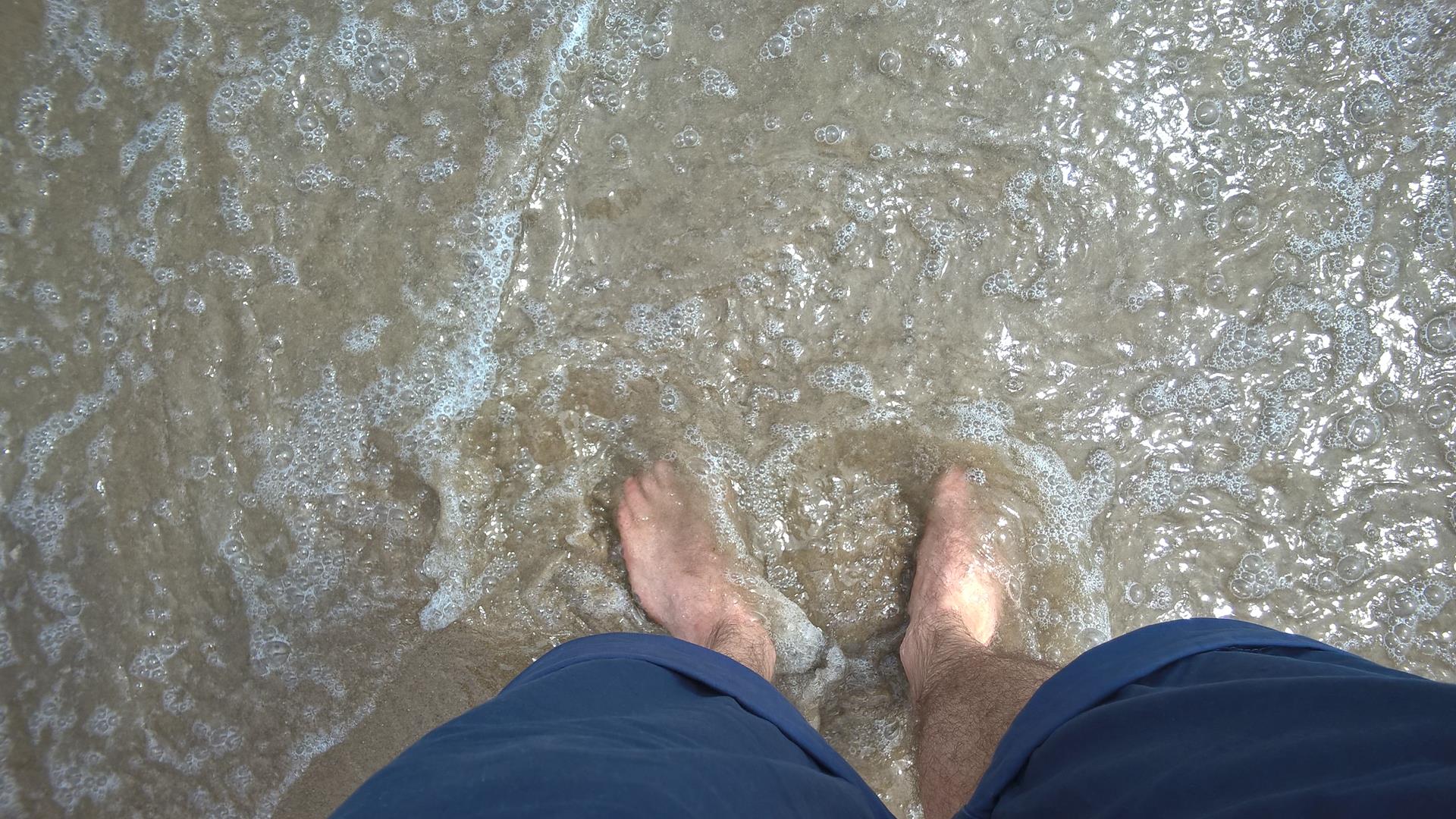Das erste mal dass meine Füße im Meer sind (auf dieser Reise)