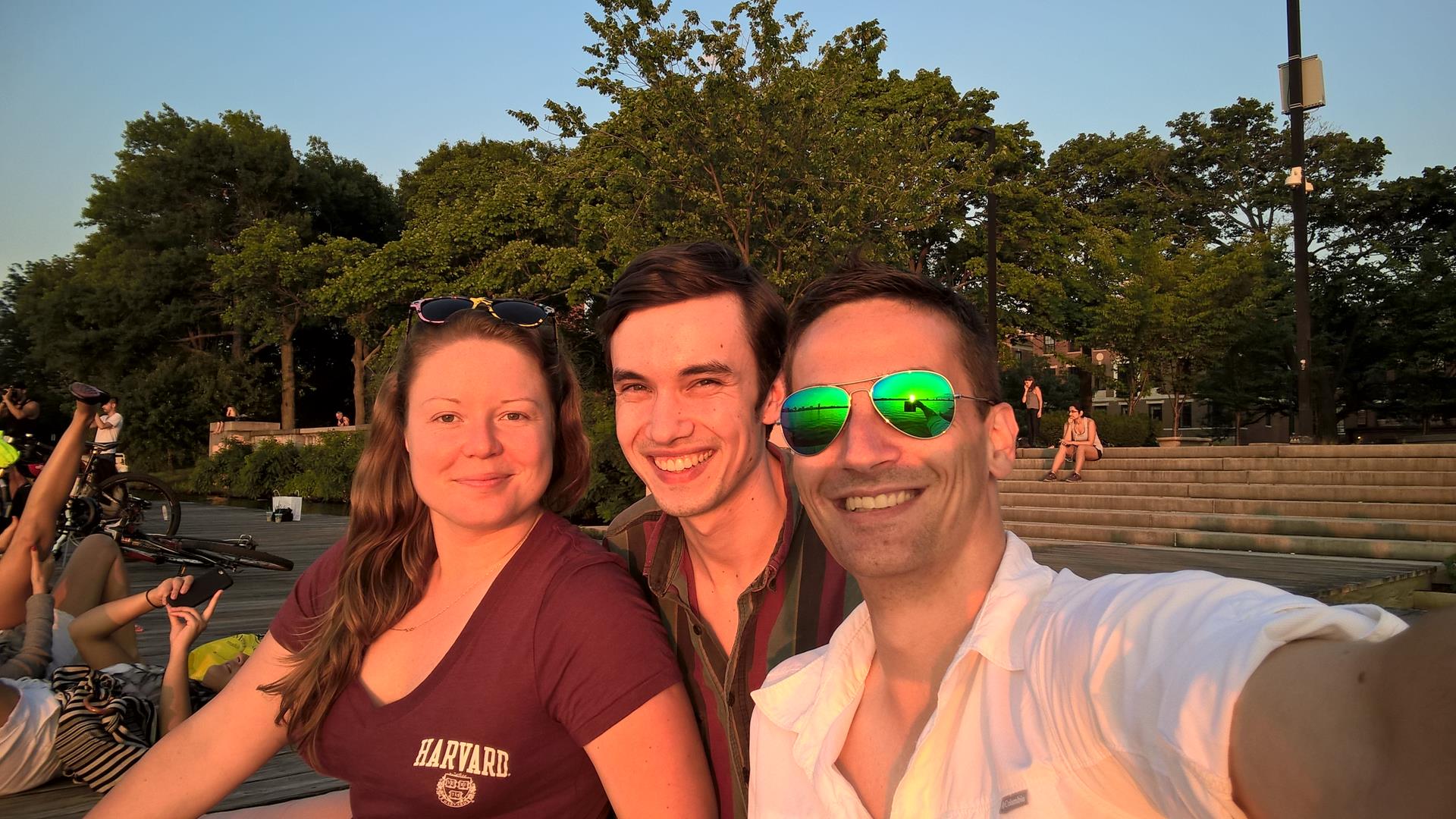 Anna, Phil und ich beim Sonnenuntergang an der Promenade