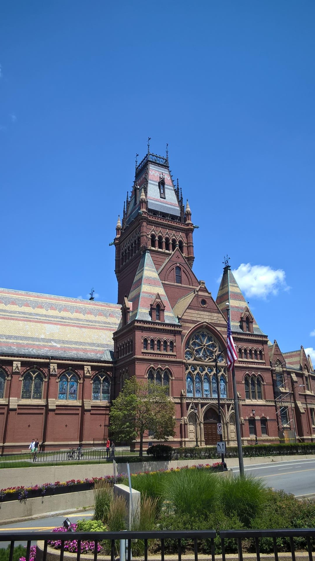 Ja, auch dieser Hogwarts ähnelnde Turm gehört dazu