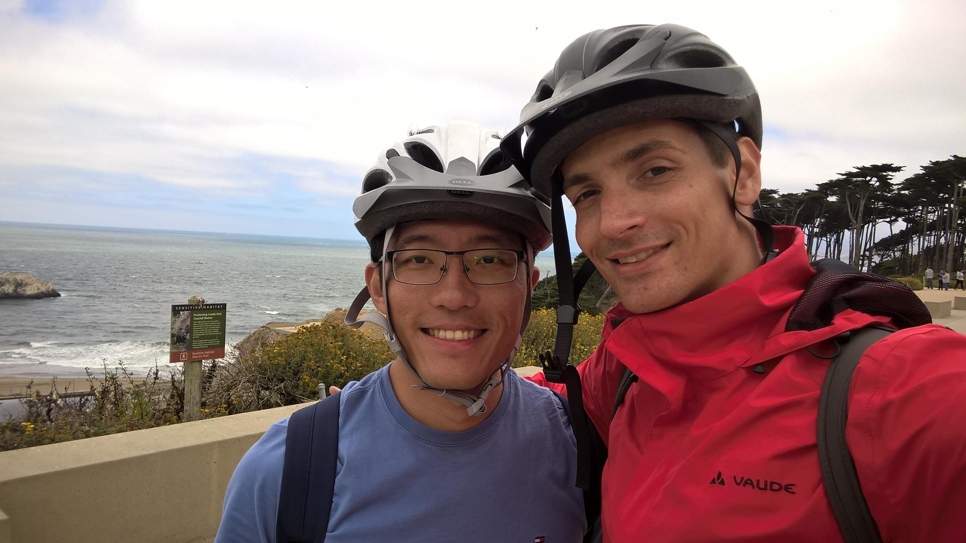 Aaron und ich am Aussichtspunkt an der Küste. Sind wir jetzt endlich oben?