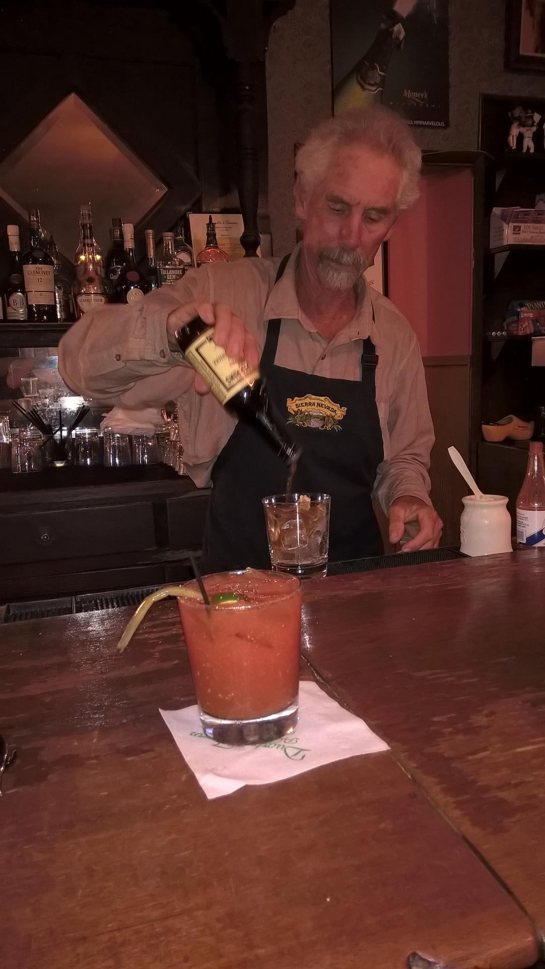 Doug der Barkeeper in Duarte' class=