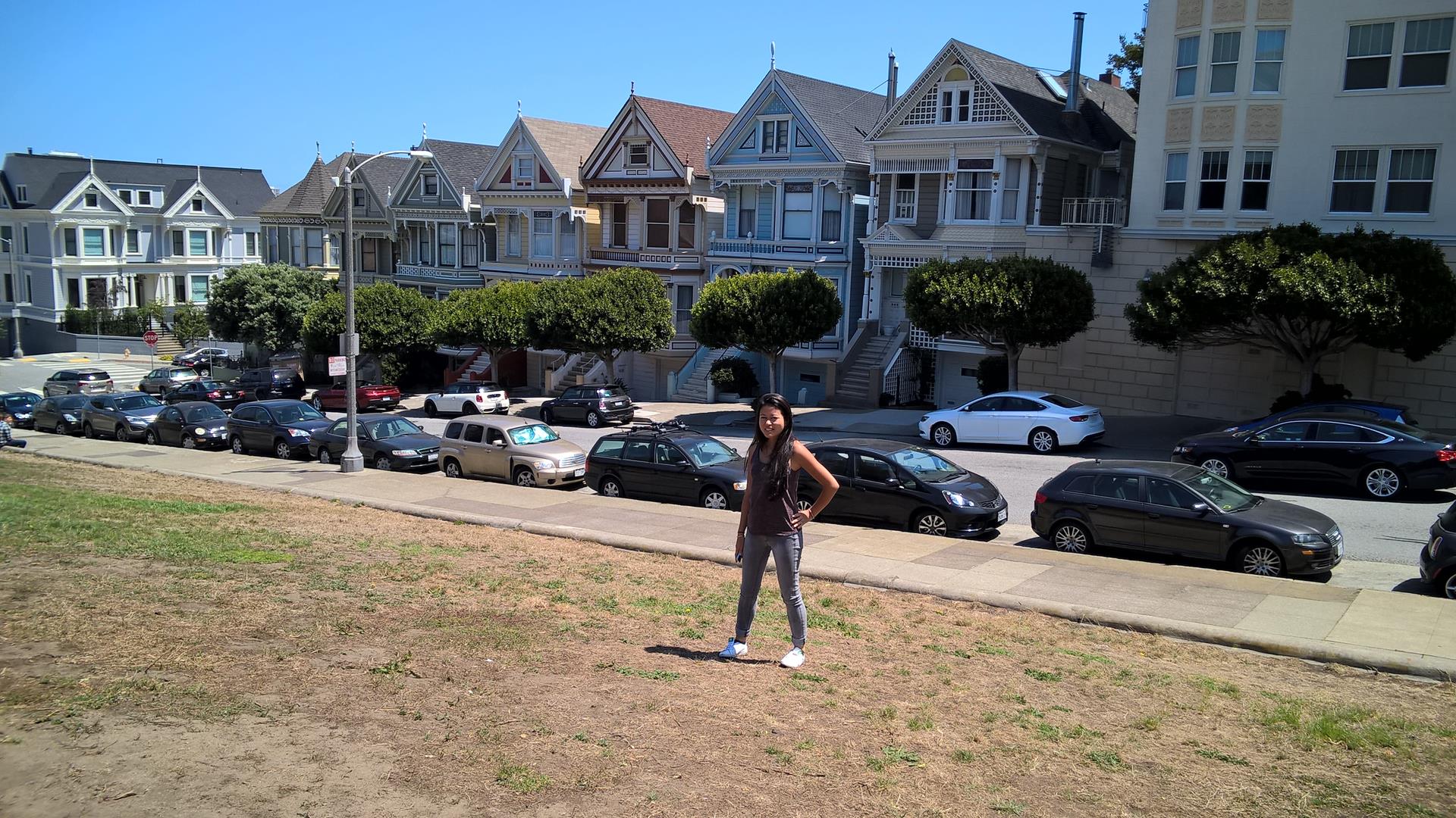 Sylvie am Alamo Square vor den Painted Ladies