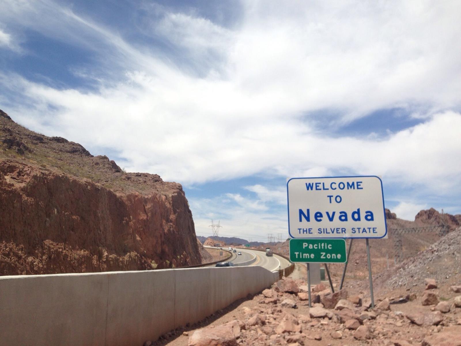 Der Colorado River teilt am Hoover Dam Nevada von Arizona