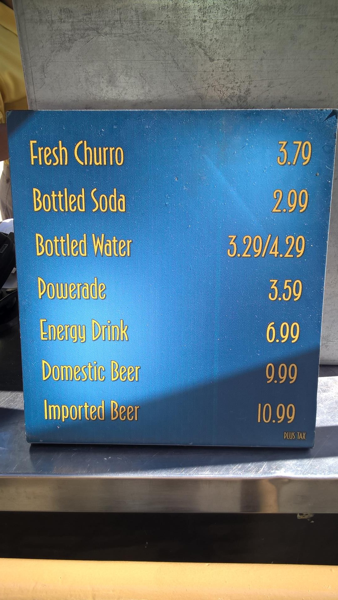 Ich wollte ein Wasser kaufen, aber mehr als 3$ für ein Wasser? Und warum ist Soda günstiger?