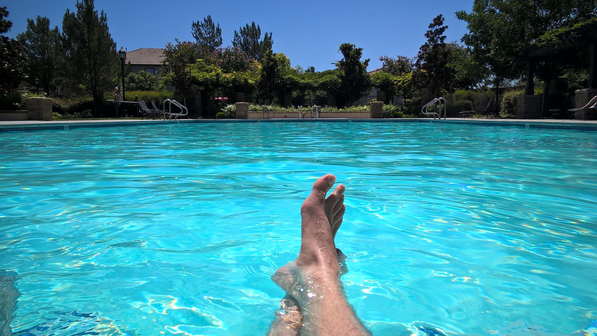 Am Community Pool in der Nähe von Nancys Schwesters Haus