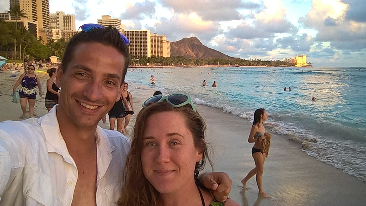 Bethany und ich am Strand mit dem Diamond Head im Hintergrund