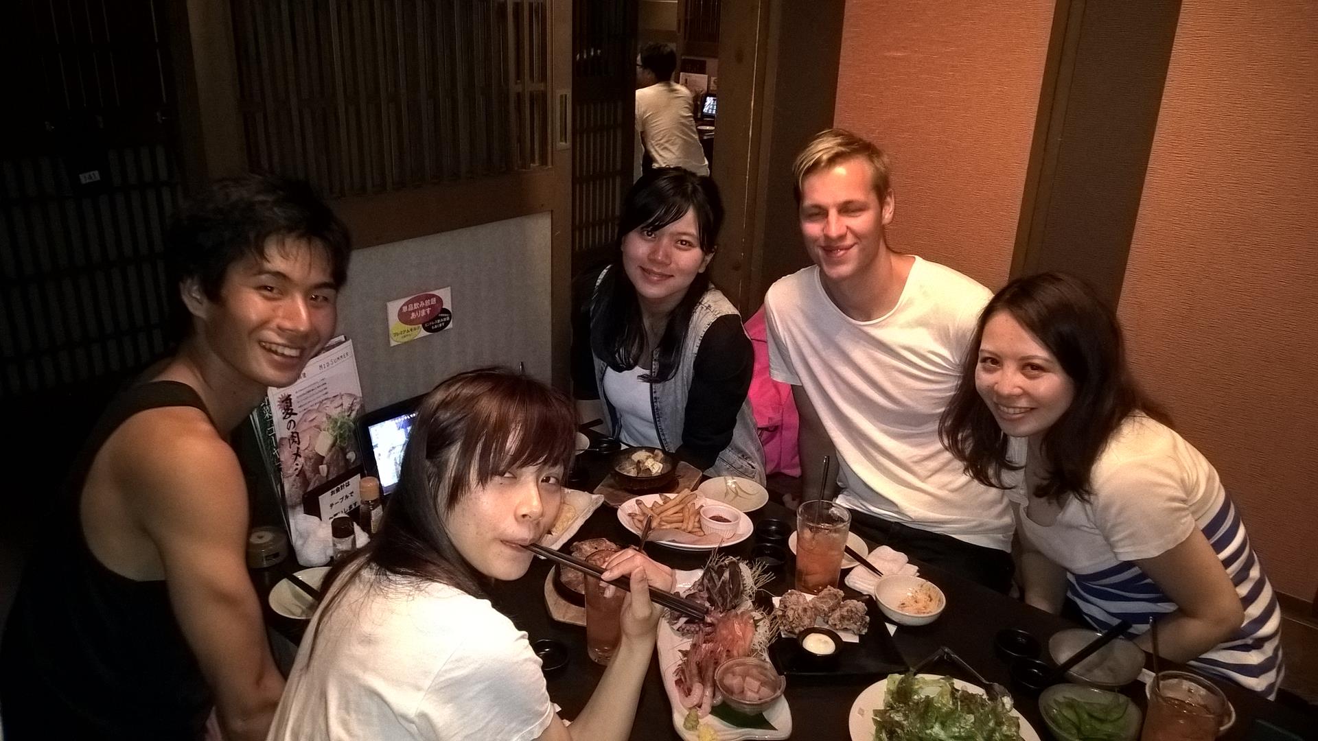 Internationale Gruppe in einem Izakaya: Zwei Japaner, zwei Taiwanesen, zwei Deutsche