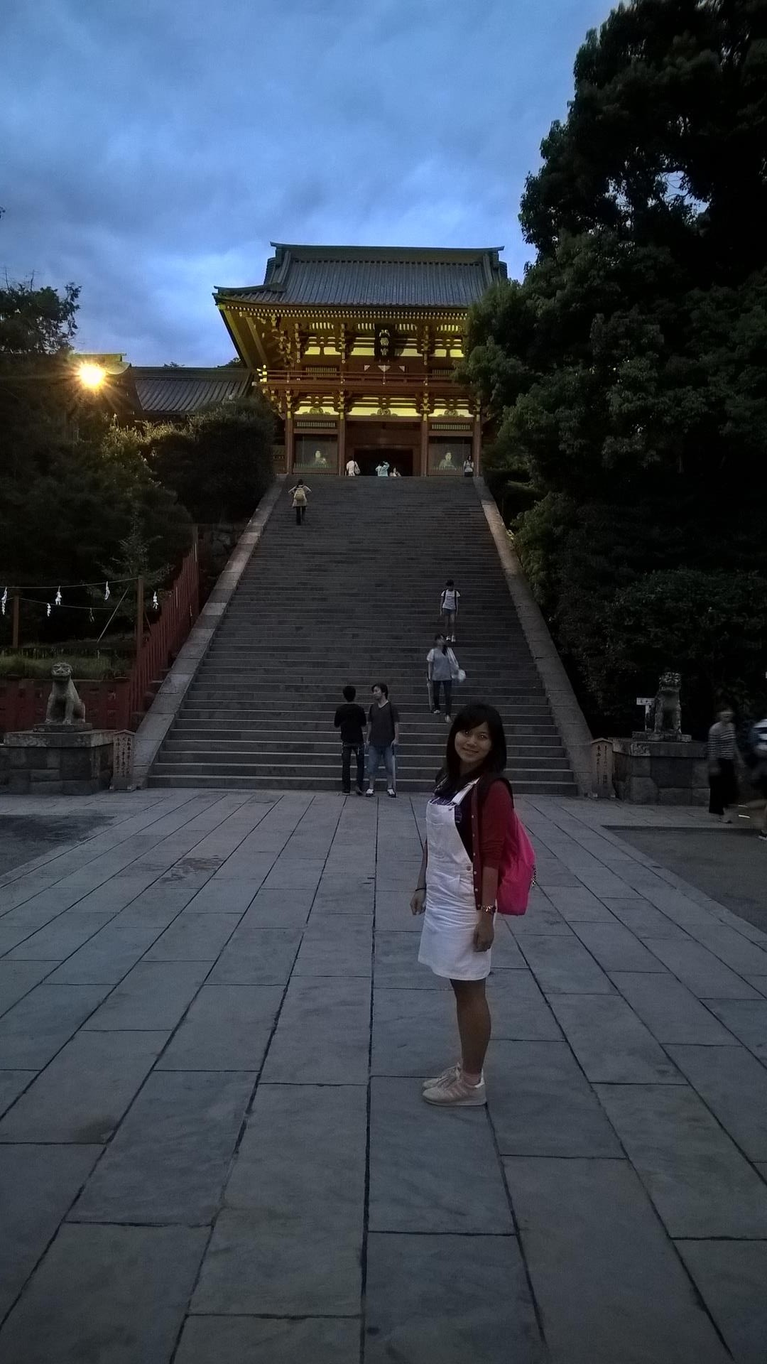 Bi Chu vor dem Tsurugaoka Hachiman-gu