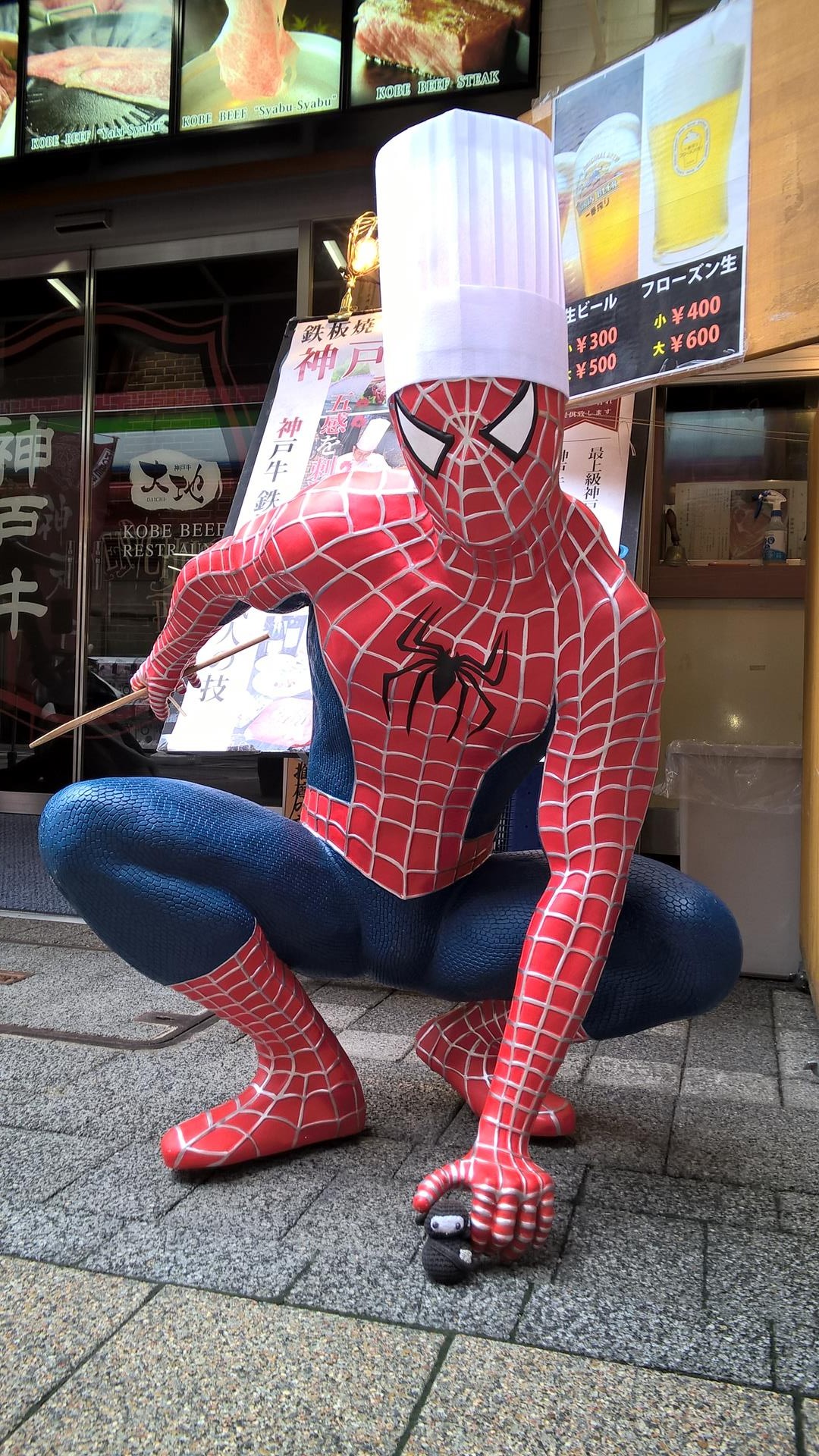 Die Größenunterschiede sind aber auch unfair: Neumel nimmt es mit Spiderman auf