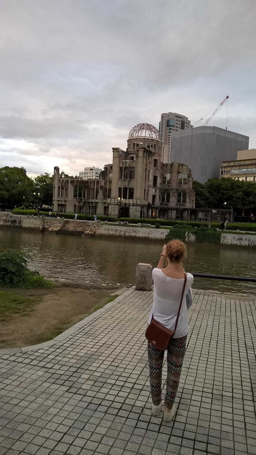 Marjolaine macht ein Foto vom Atomic Dome