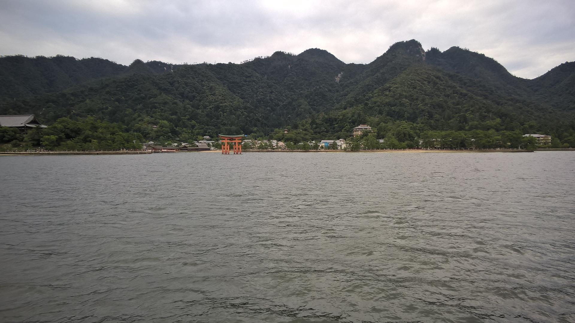 Das Tor von Miyajima von der Fähre aus