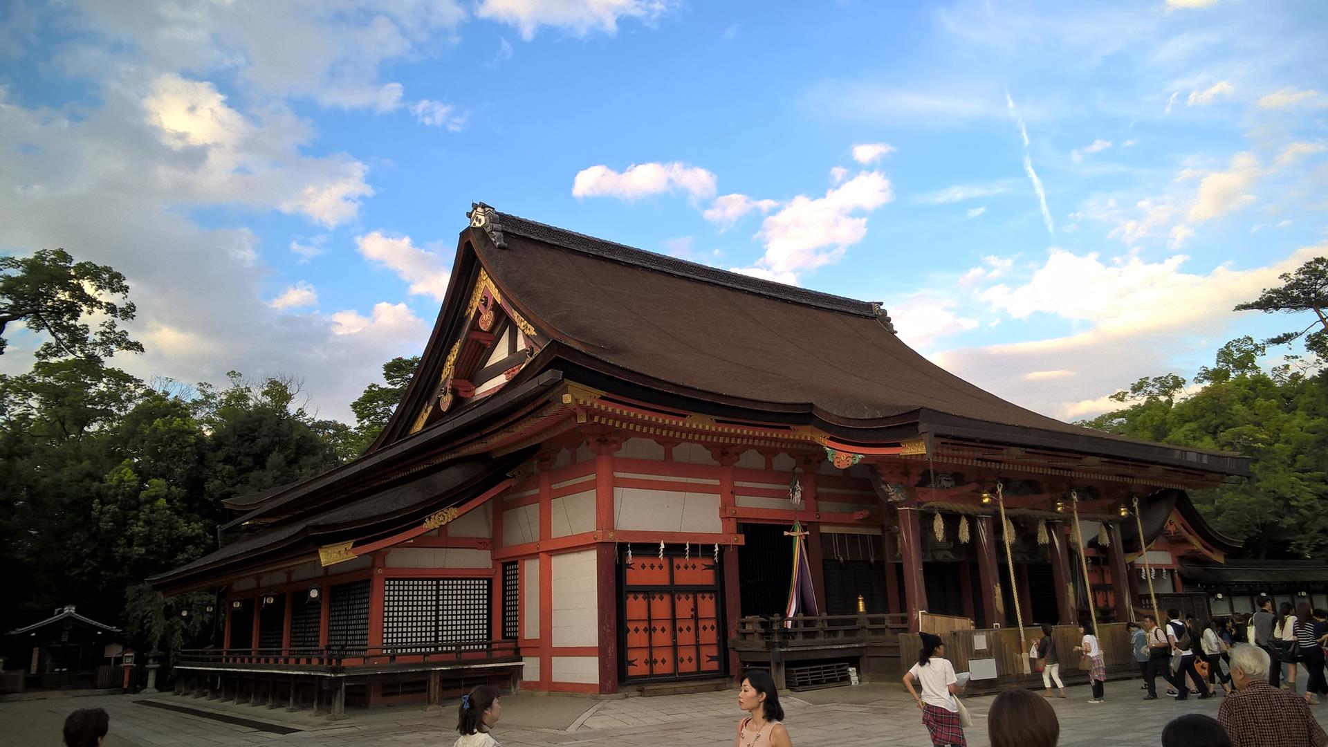 Schwer zu erkennen: Die Japaner stellen sich sogar zum Beten in einer Reihe auf