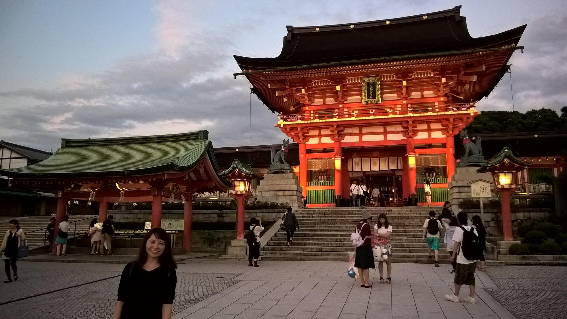 Emiko vor dem Araki Schrein