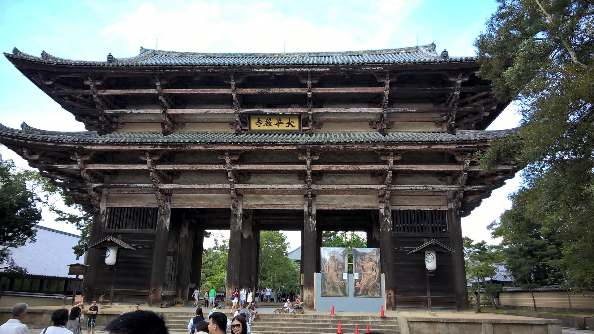 Das Tor zum Tempel des großen Buddha ist schon riesig groß...