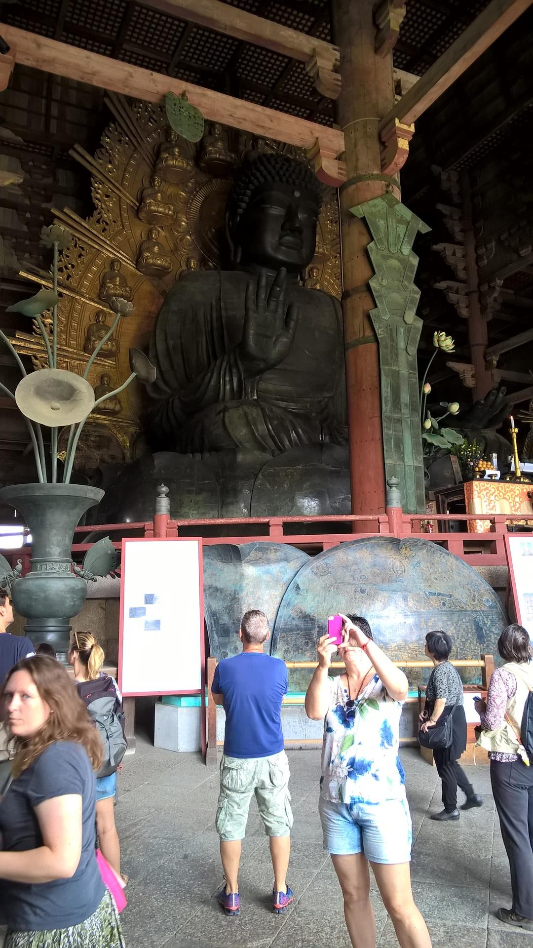 Der große Buddha von Nara steht im Tempel