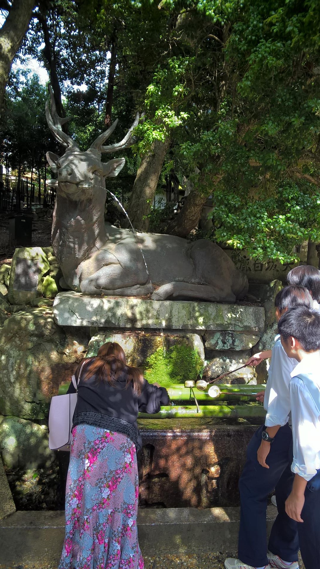 Ob aus Stein oder Echt: Die Rehe sind in Nara überall