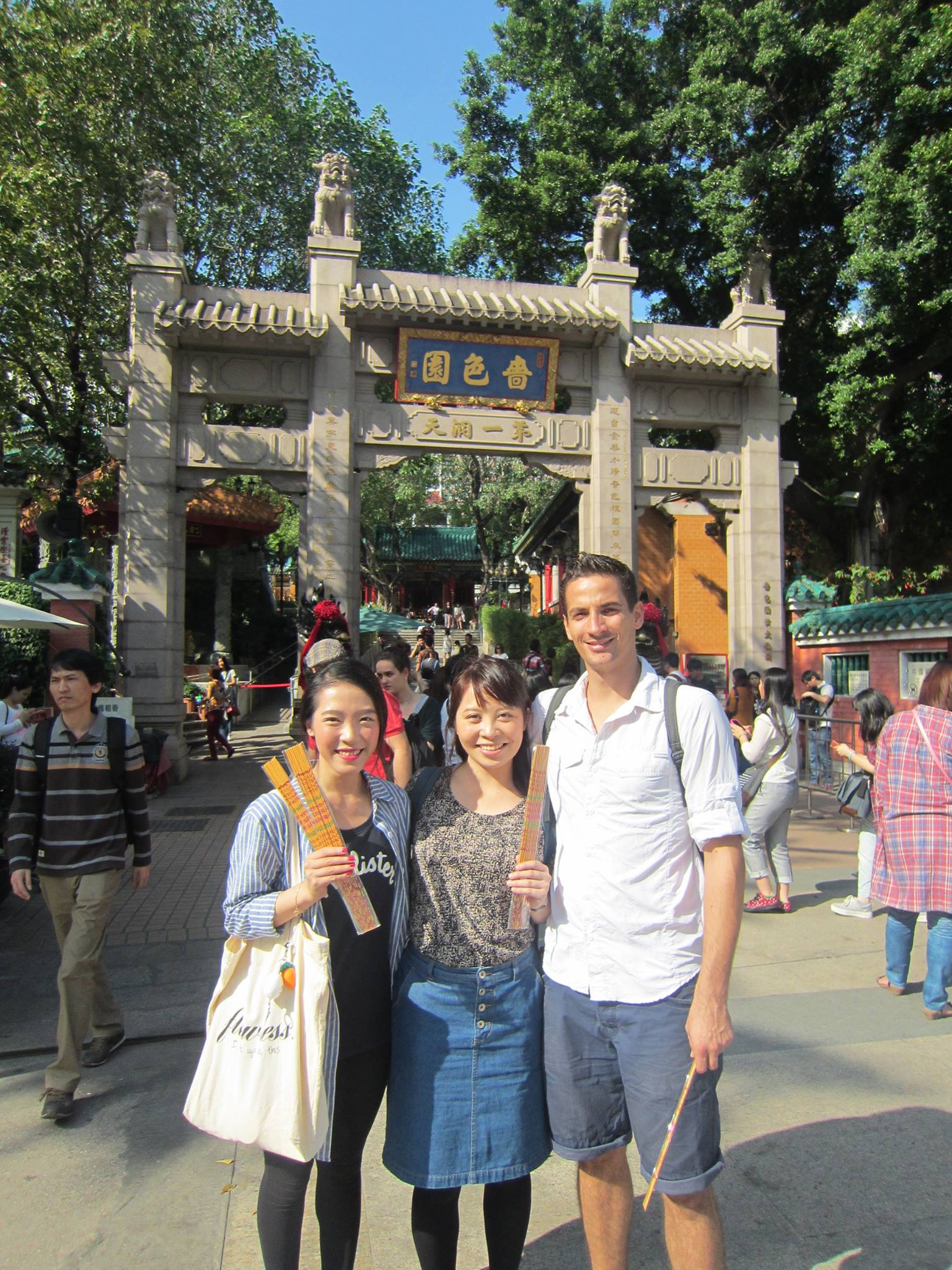 Vor dem Tempel mit Jane und Emiko