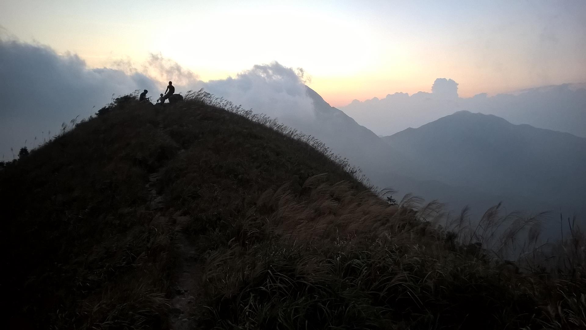 Abstieg vom Berg bei Sonnenuntergang