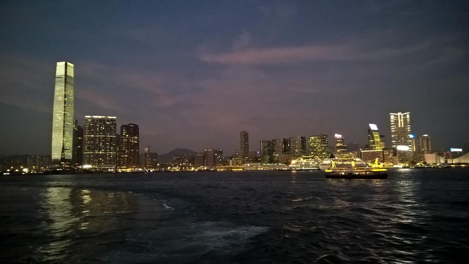 Hong Kong so wie man es kennt: Eine geschäftige Stadt