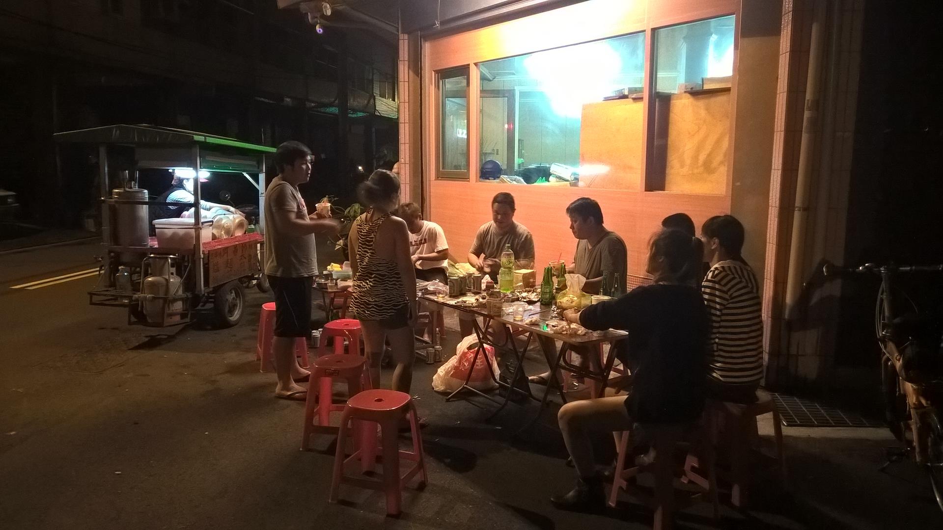 BBQ auf Taiwanisch: Alle sitzen zusammen auf der Straße und essen