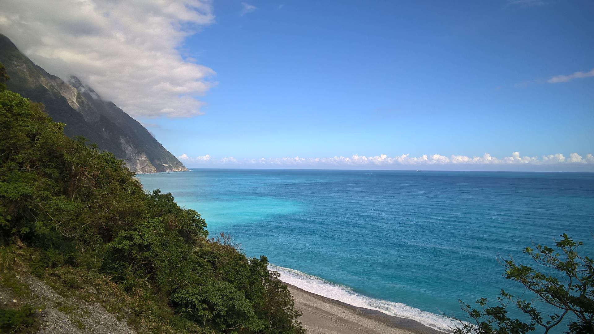 Türkiesblaues Meer und die Berge