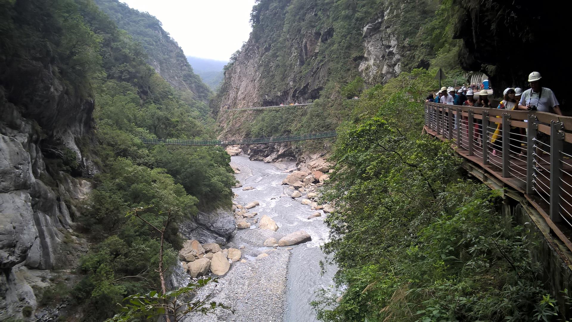 Taroko Schlucht mit sehr vielen weißen Helmen...