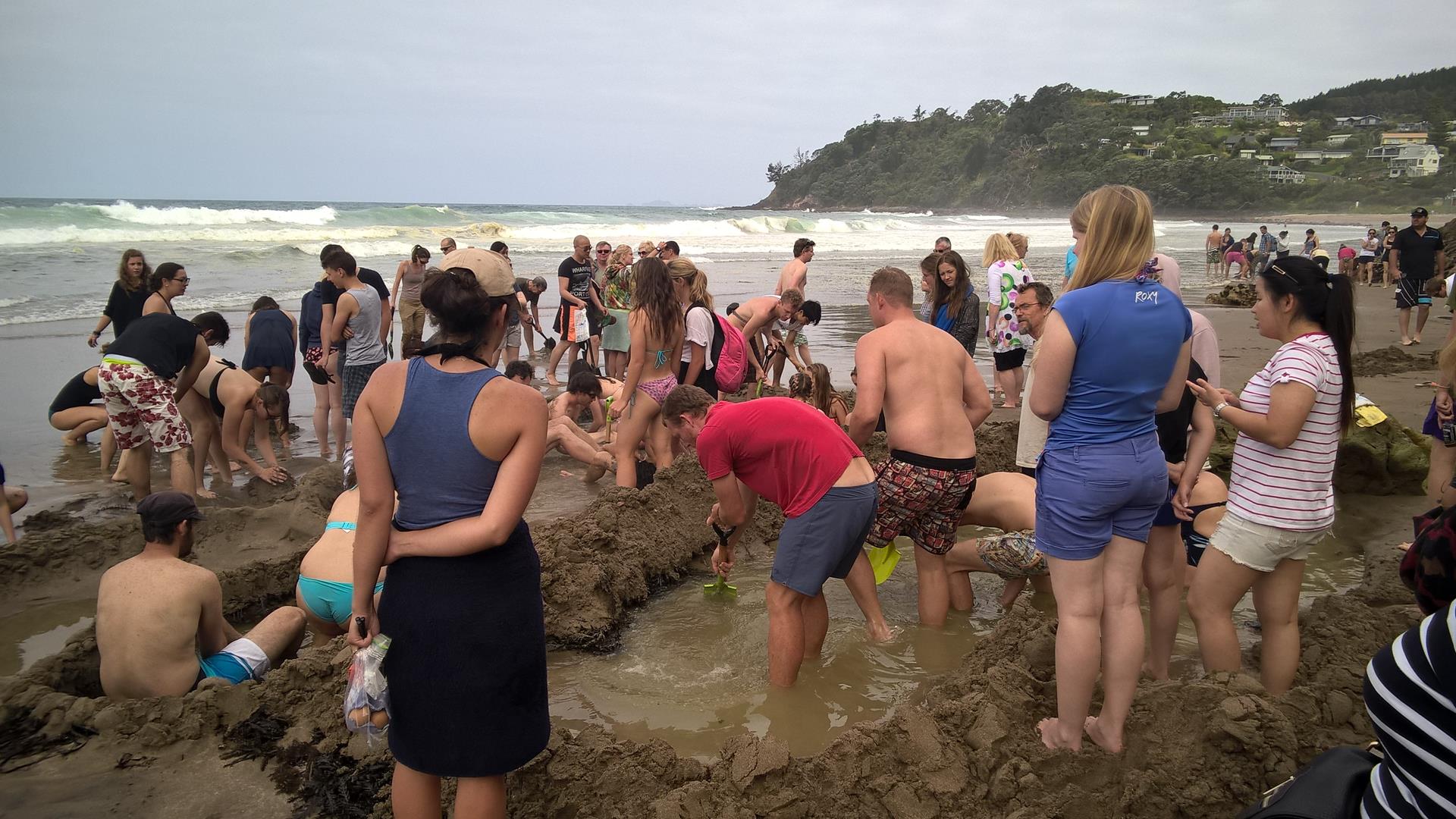 ... und viele Menschen im Sand graben