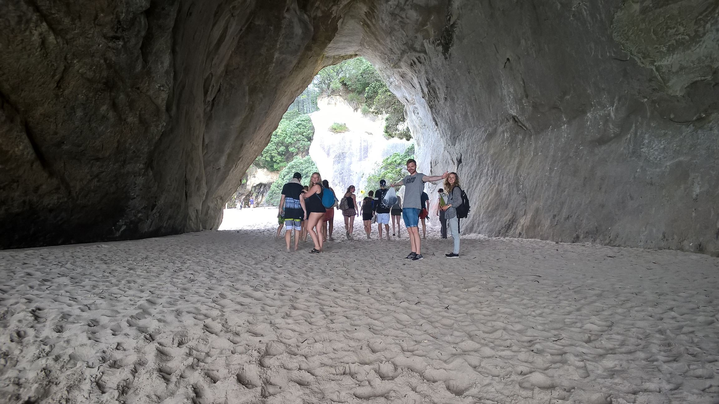 Meine Kiwi Gruppe beim Durchgang der Cathedral Cove