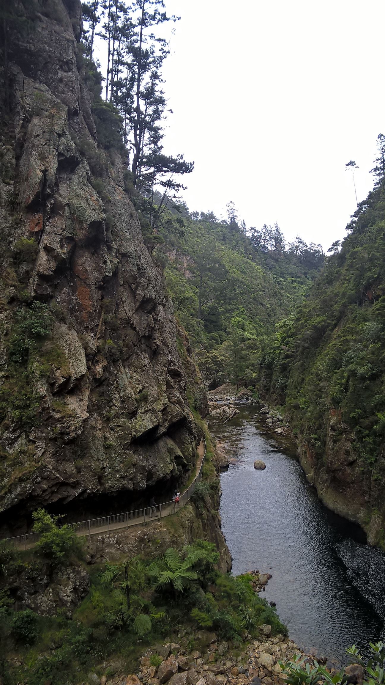 Tiefe Schlucht mit kleinen Menschen