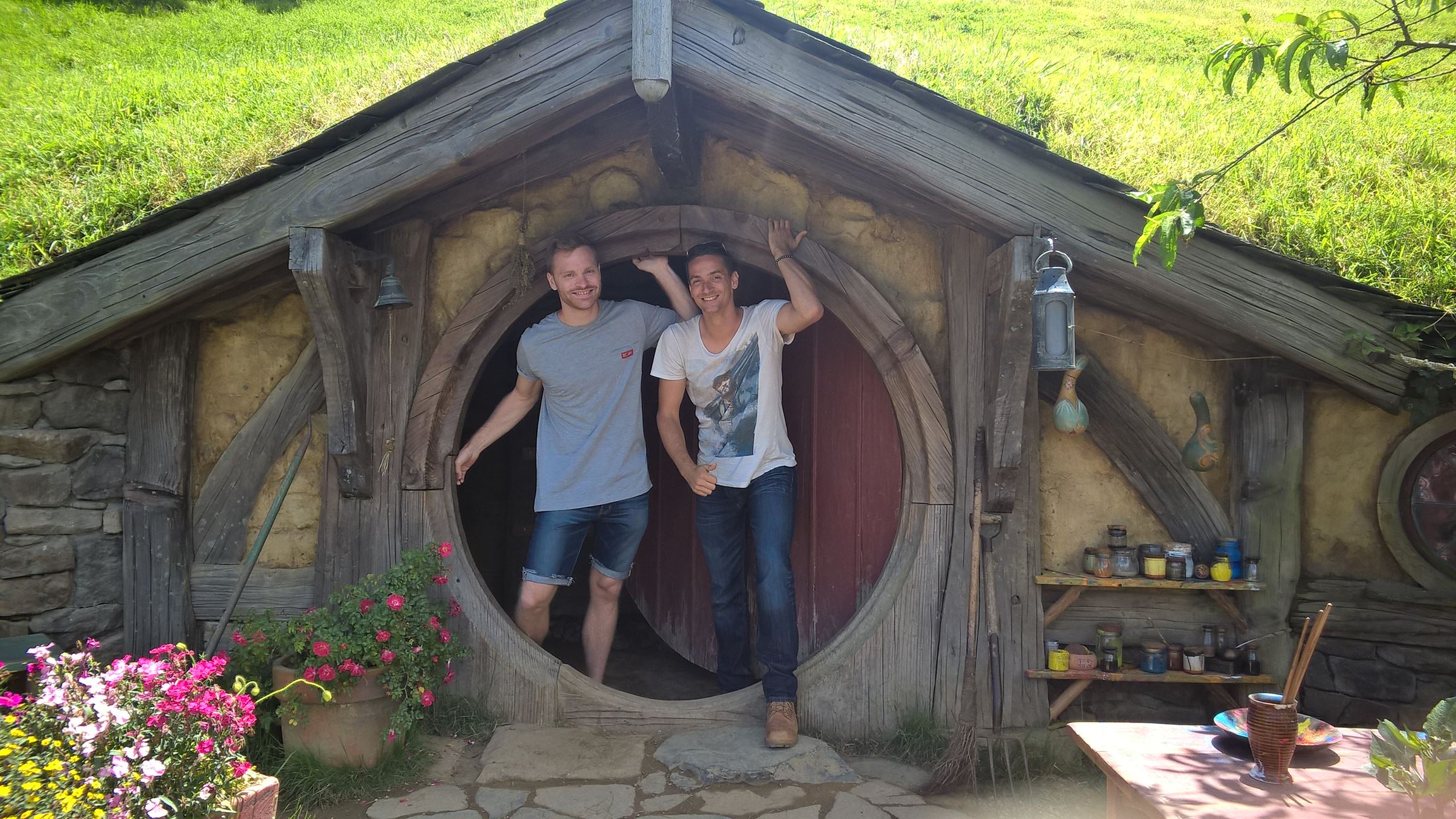 Nick und ich kommen gerade aus der Hobbit-Höhle