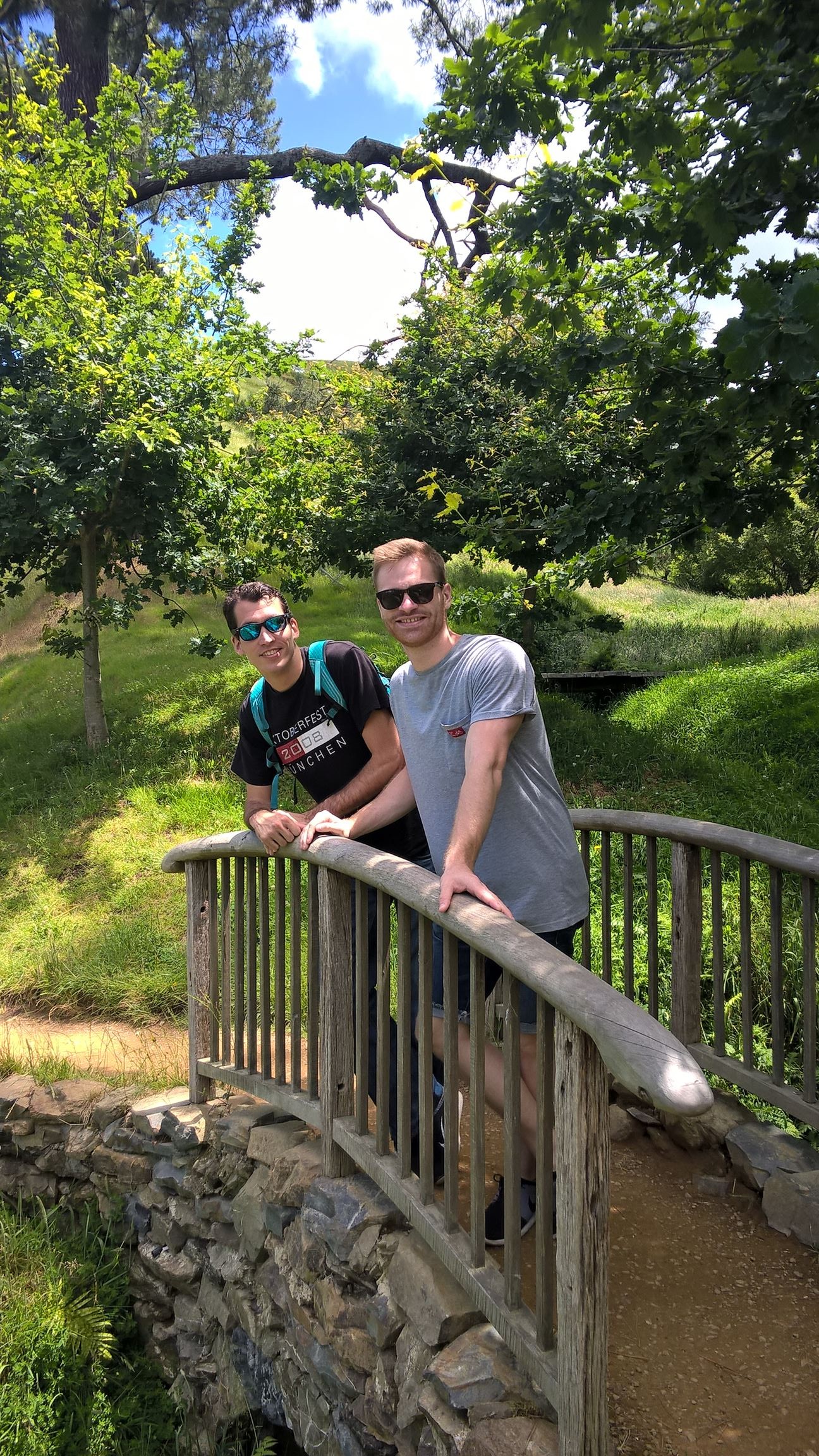 Marc und Nick auf dem Weg zur Dorf-Kneipe