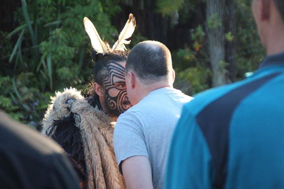 Traditionelle Begrüßung der Maori: Man stößt mit den Nasen zusammen und "riecht" den Anderen