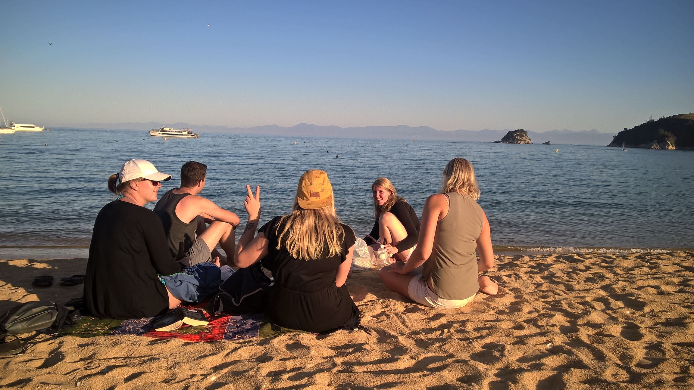 Mit den Zimmerkollegen gemeinsam am Strand chillen