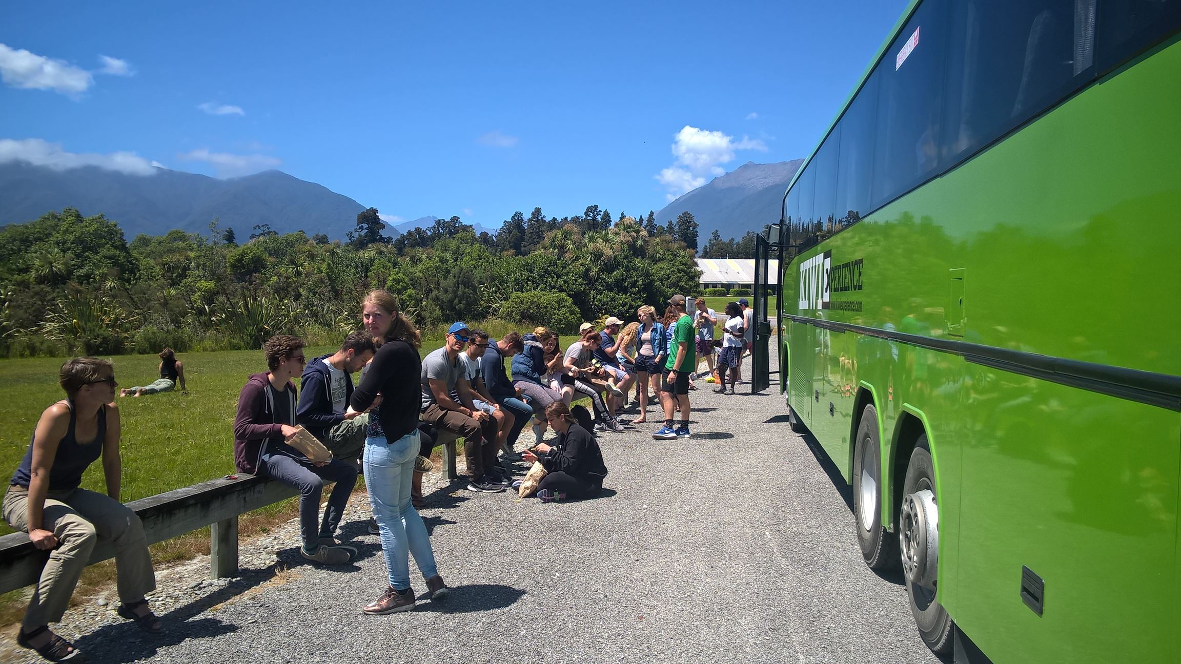 Mittagspause mit der gesamten Gruppe am Bus