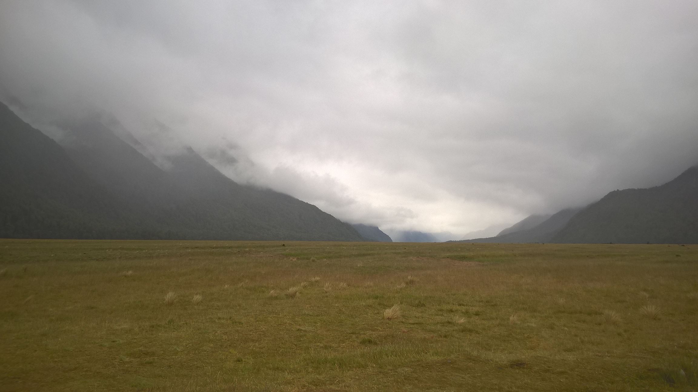 Auf dem Weg nach Milford Sound spielt das Wetter nicht ganz mit