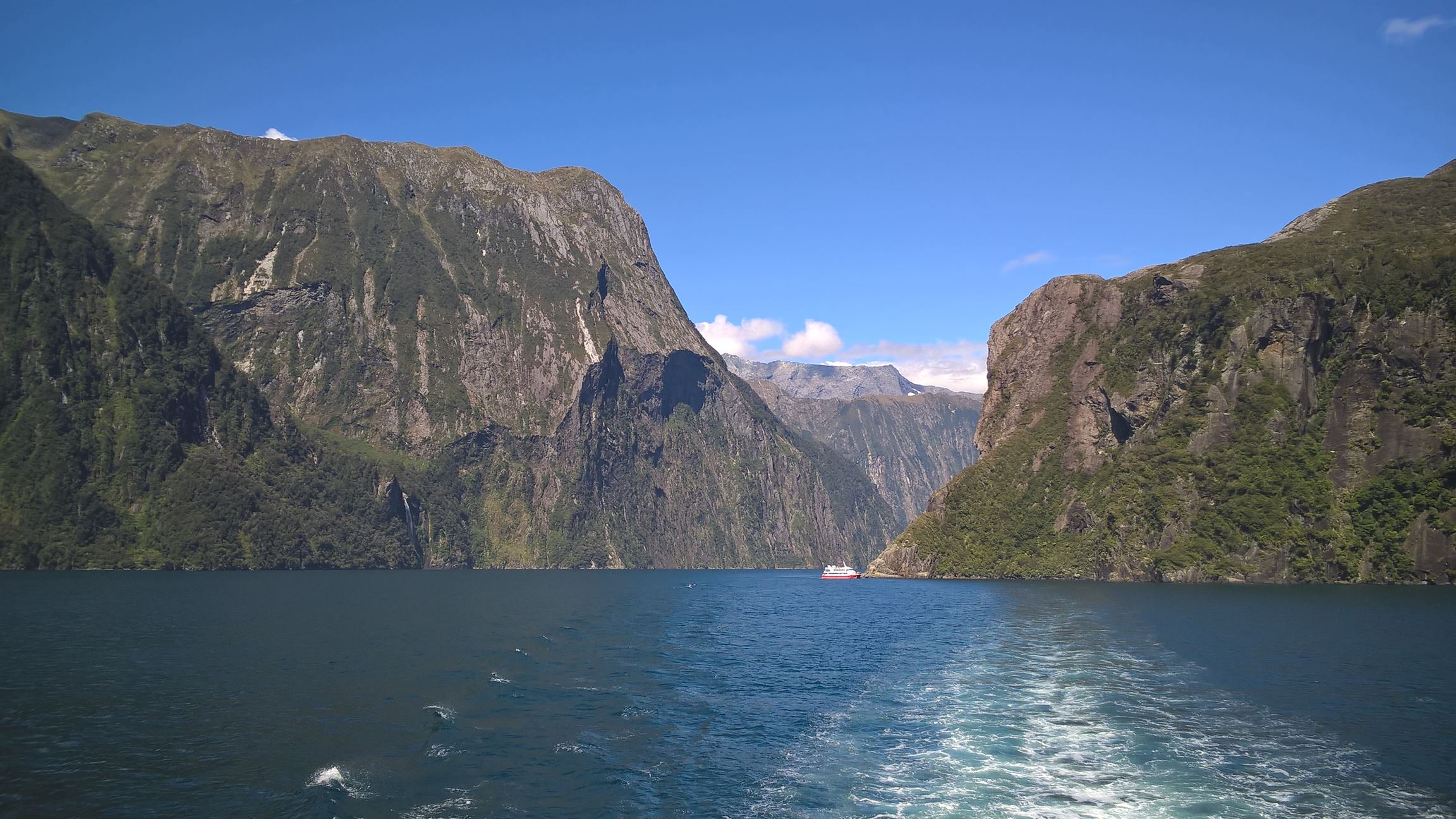 Lange Fahrt entlang des Fjords